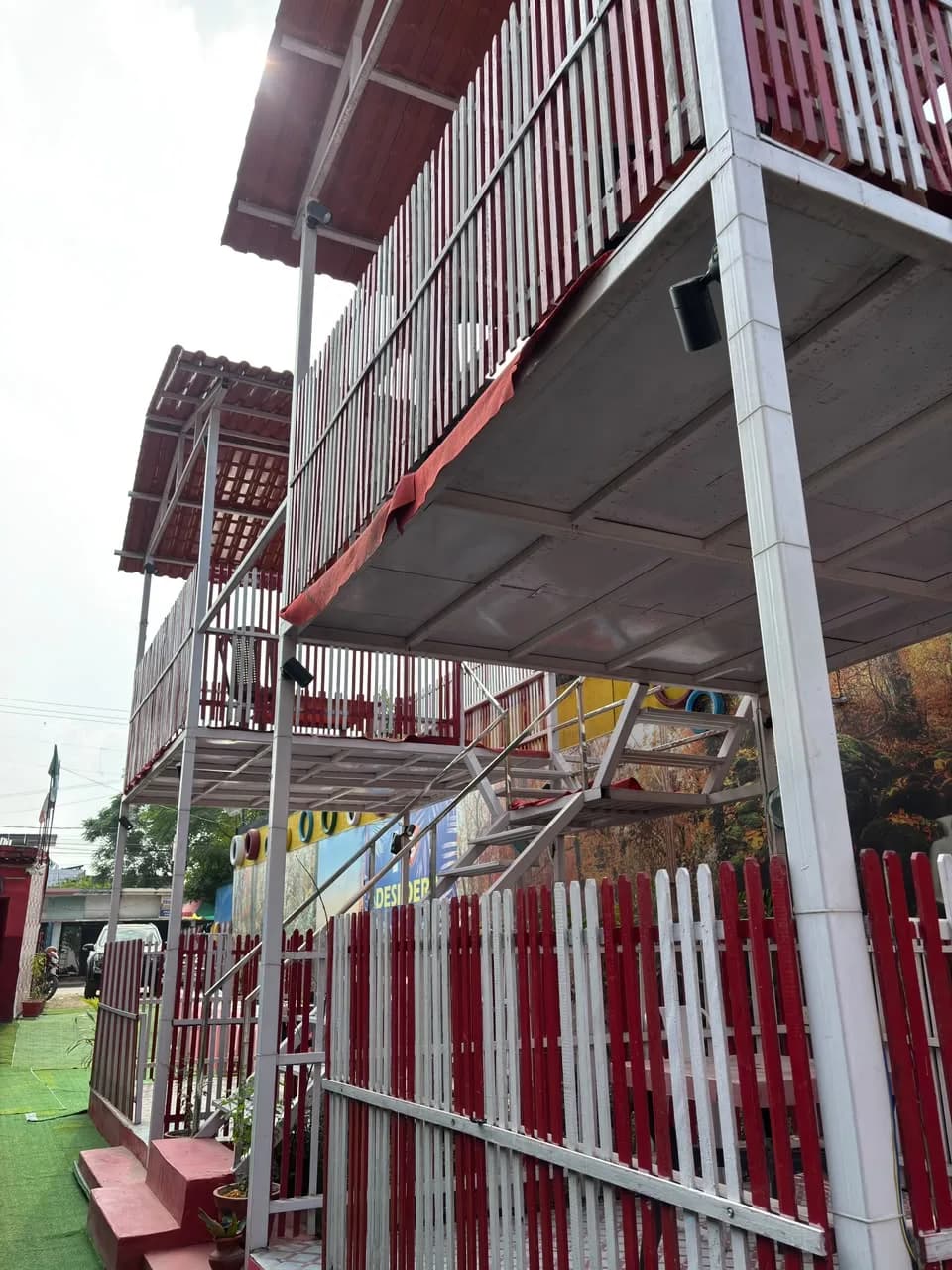Two-level dining structure